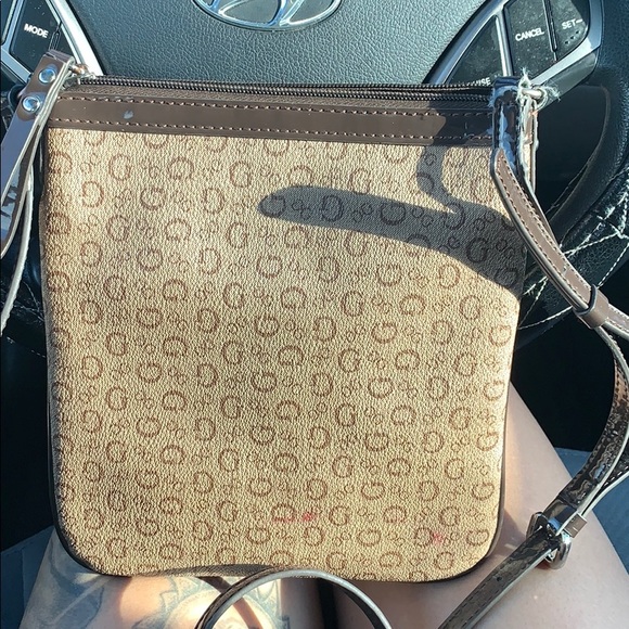 Guess purse - Picture 2 of 4